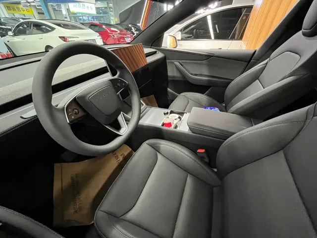 Tesla Model Y 2026 Rear-Wheel Drive — Фото автомобиля 4