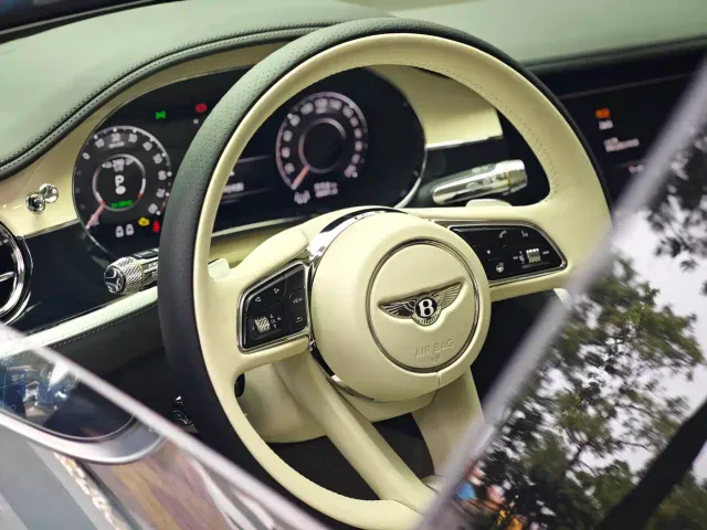 Bentley Flying Spur — Фото автомобиля 11