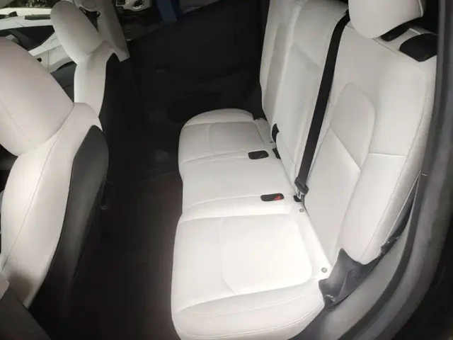 Tesla Model Y — Фото автомобиля 16