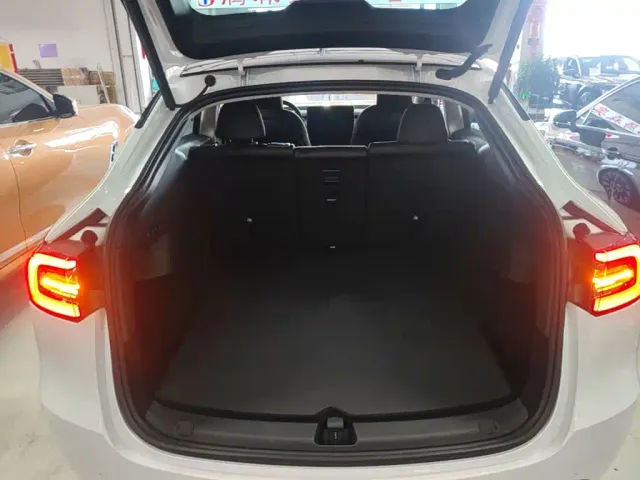 Tesla Model Y — Фото автомобиля 18