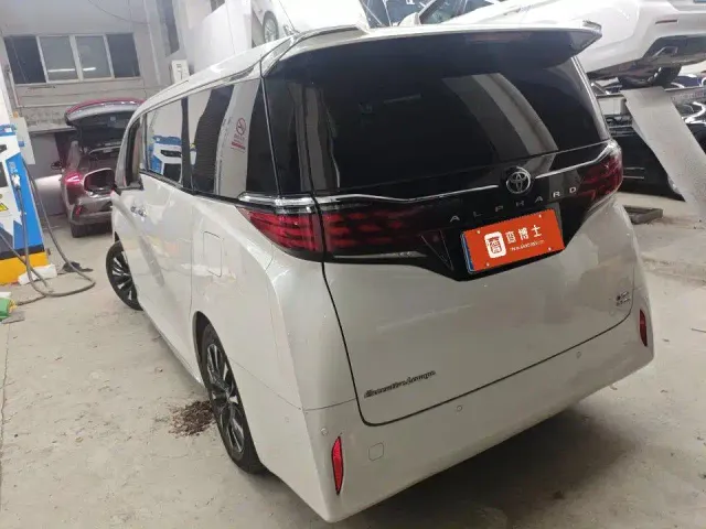 Toyota Alphard — Фото автомобиля 2