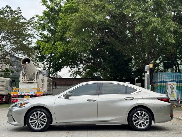 Lexus ES — Фото автомобиля 5