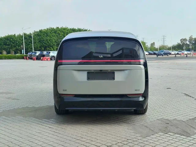 Li Auto MEGA — Фото автомобиля 5