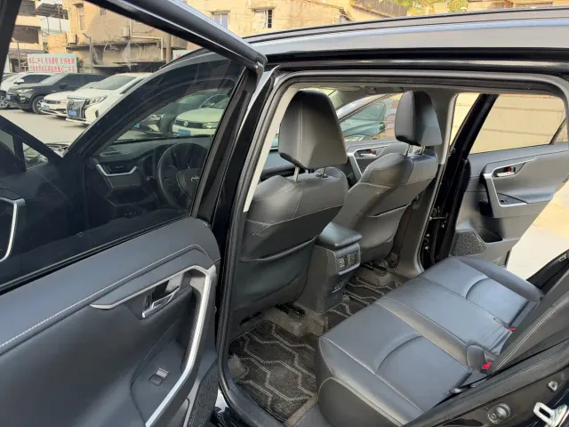 Toyota RAV4 — Фото автомобиля 8