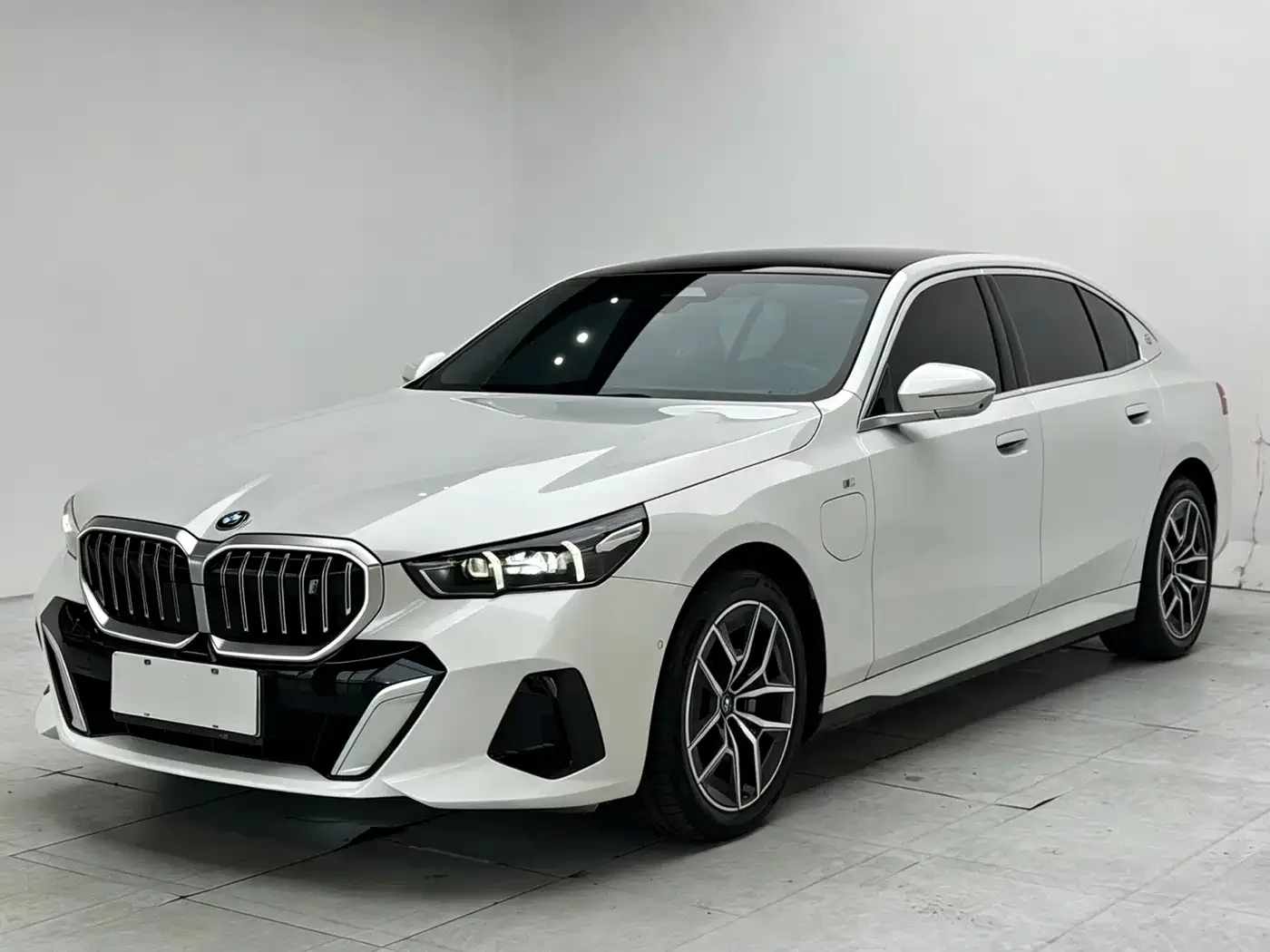 BMW BMW i5 2024 eDrive 35L Premium Model M Sport Package — Фото автомобиля 2