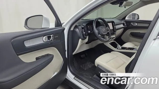 Вольво XC40 B4 Ultimate Bright — Фото автомобиля 10