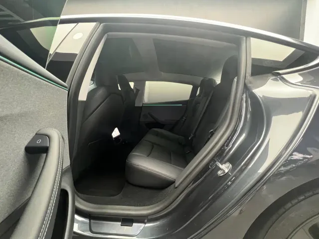 Tesla Model 3 — Фото автомобиля 10