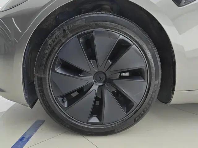 Tesla Model 3 — Фото автомобиля 6