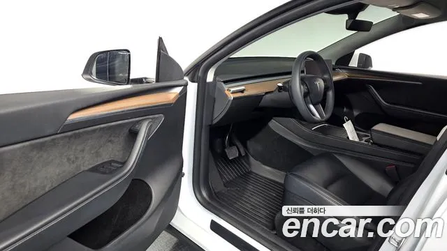 Tesla Model Y — Фото автомобиля 15