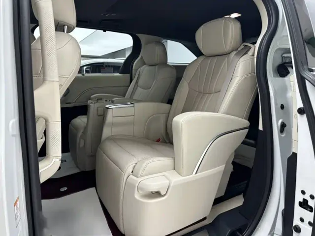 Toyota Toyota Sienna 2026 2.5L Hybrid AWD Exclusive Edition — Фото автомобиля 17