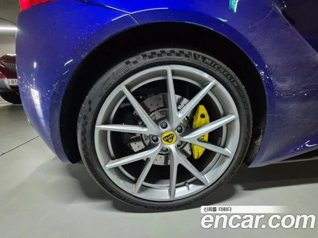 Lotus Emira — Фото автомобиля 10