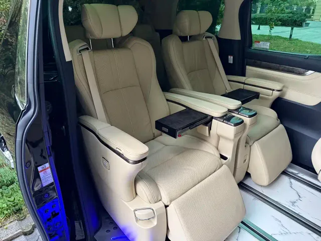 Toyota Alphard — Фото автомобиля 11
