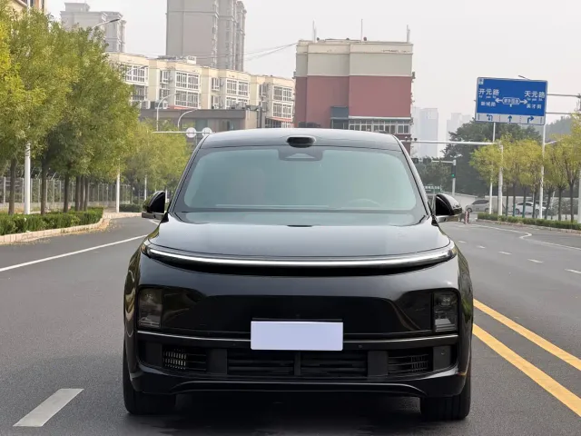 Li Auto L8 — Фото автомобиля 2