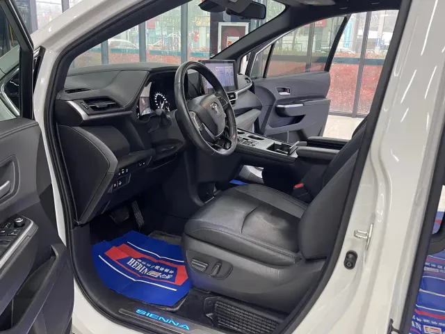 Toyota Sienna — Фото автомобиля 14