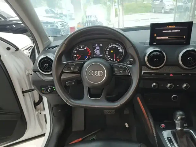 Audi Q2L — Фото автомобиля 10