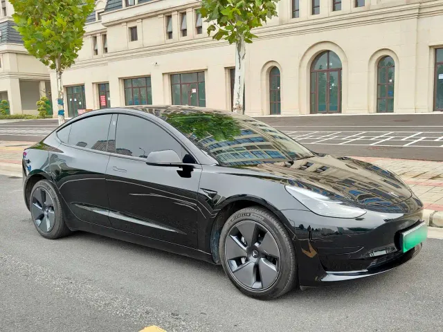 Tesla Model 3 — Фото автомобиля 3