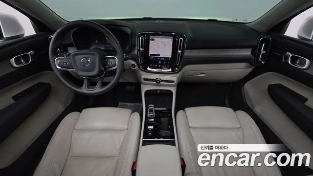 Volvo XC40 — Фото автомобиля 7