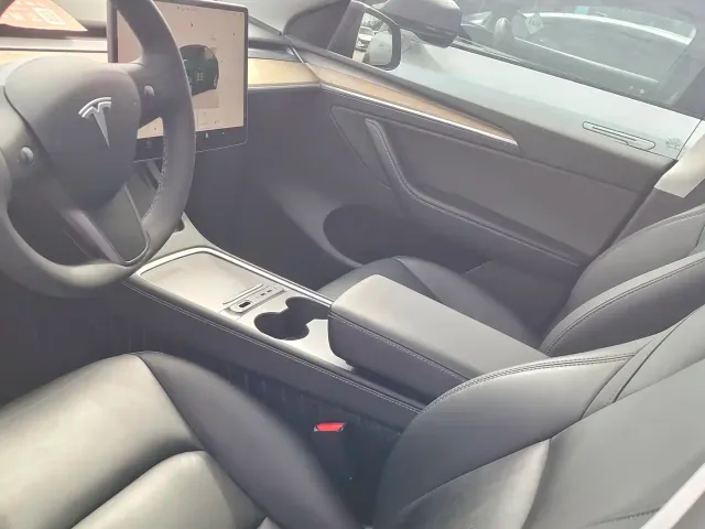 Tesla Model Y — Фото автомобиля 6