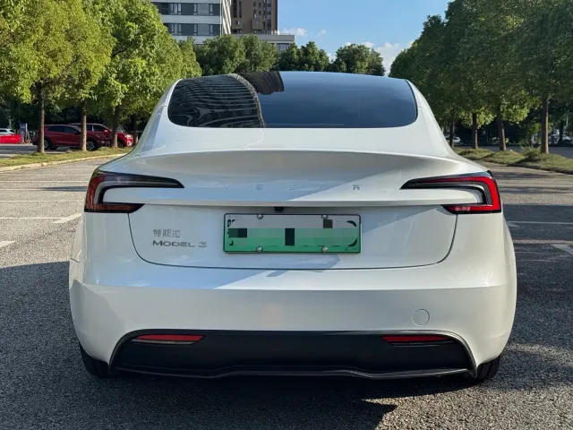 Tesla Model 3 — Фото автомобиля 15