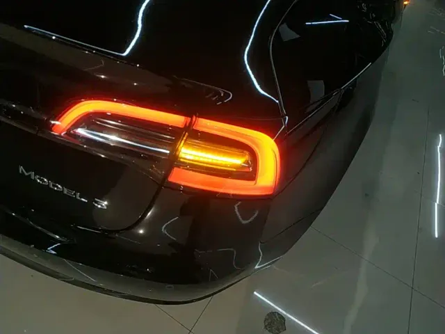 Tesla Model 3 — Фото автомобиля 7