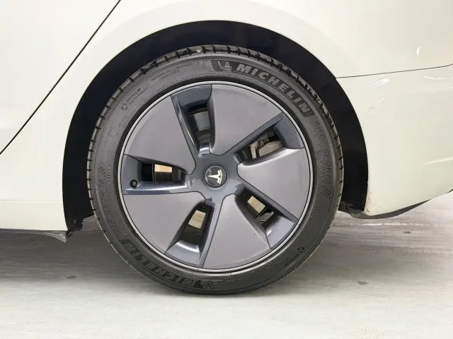 Tesla Model 3 — Фото автомобиля 18