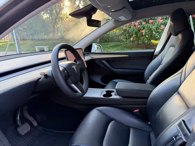 Tesla Model Y — Фото автомобиля 8
