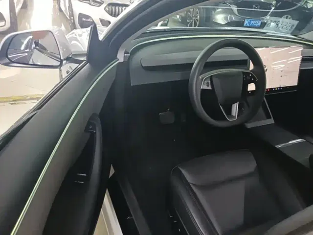 Tesla Model 3 — Фото автомобиля 15