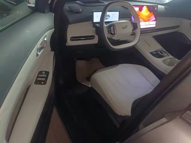 Geely Galaxy Starship 7 EM-i — Фото автомобиля 17