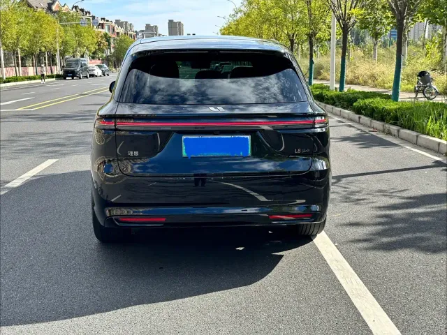 Li Auto L8 — Фото автомобиля 30