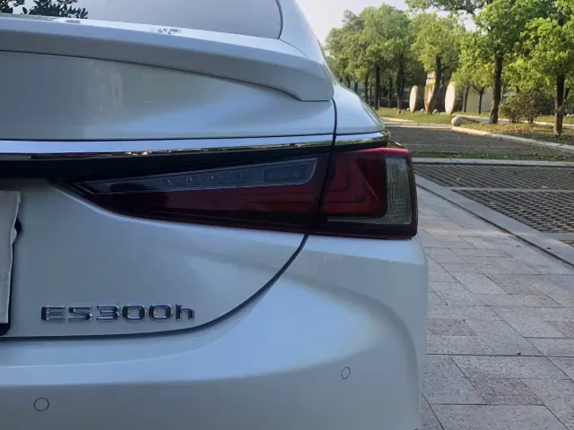 Lexus ES — Фото автомобиля 10