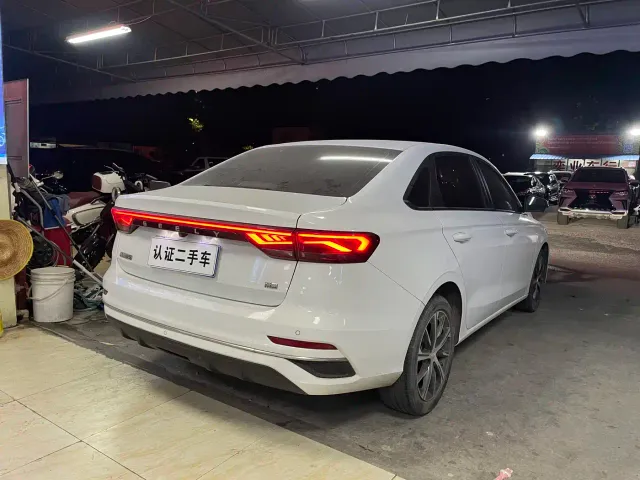 Geely Emgrand — Фото автомобиля 13