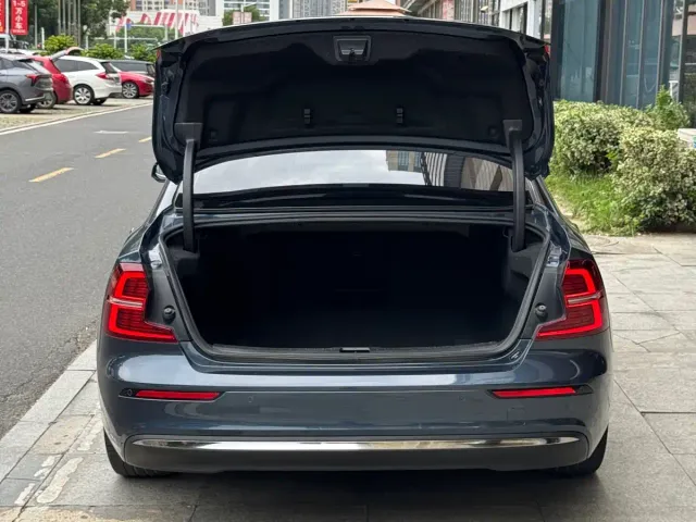 Volvo S60 — Фото автомобиля 7