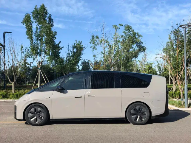 Li Auto MEGA — Фото автомобиля 6