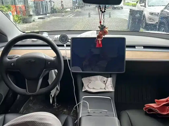 Tesla Model 3 — Фото автомобиля 5