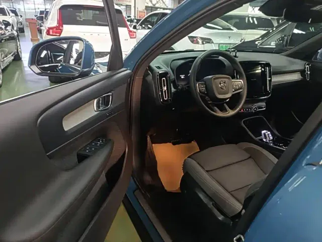 Volvo XC40 — Фото автомобиля 15