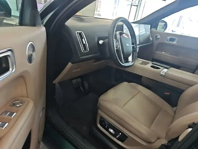 Li Auto L9 — Фото автомобиля 15