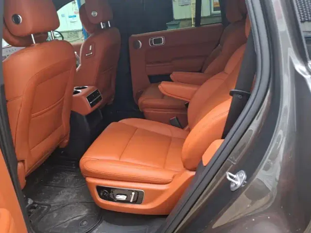 Li Auto L8 — Фото автомобиля 11