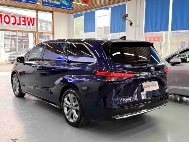 Toyota Sienna — Фото автомобиля 10