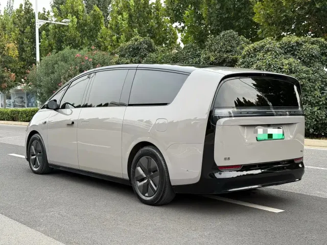Li Auto MEGA — Фото автомобиля 3