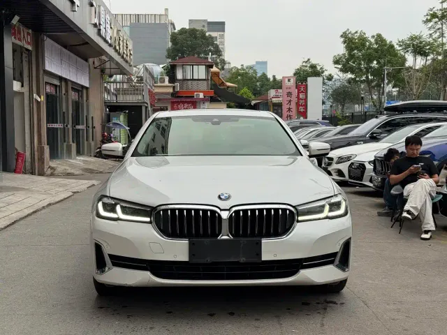 BMW 5 Series — Фото автомобиля 3