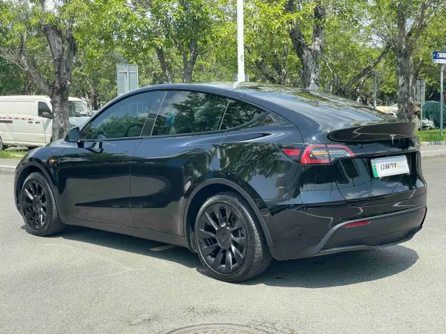 Tesla Model Y — Фото автомобиля 14