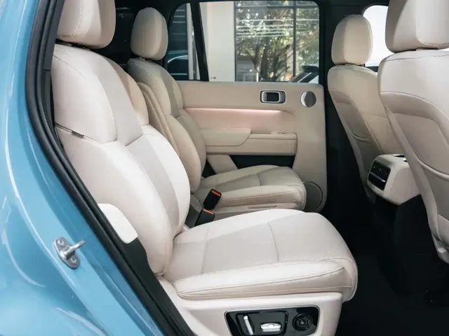Li Auto L8 — Фото автомобиля 12