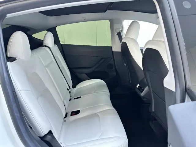 Tesla Model Y — Фото автомобиля 16