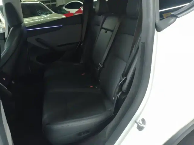 Tesla Model Y — Фото автомобиля 16