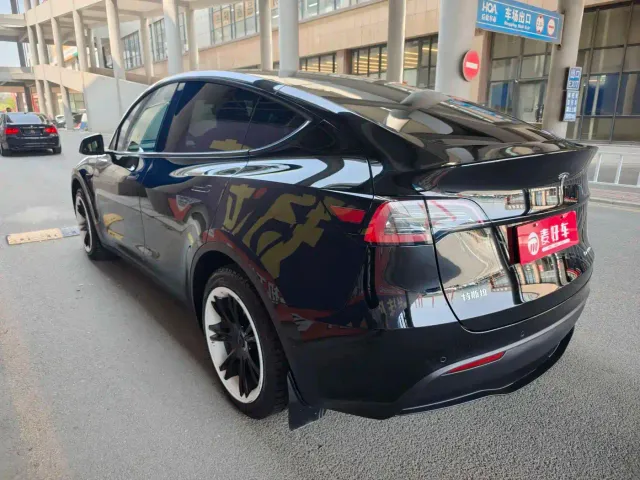 Tesla Model Y — Фото автомобиля 6