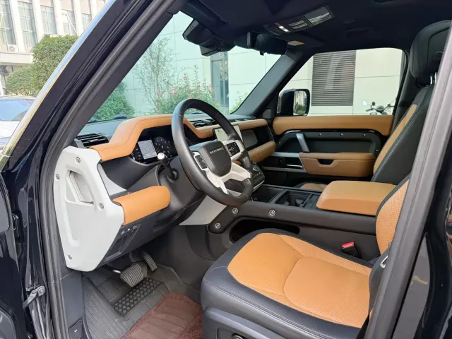 Land Rover Defender — Фото автомобиля 9
