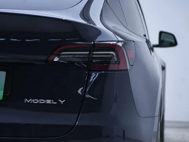 Tesla Model Y — Фото автомобиля 10
