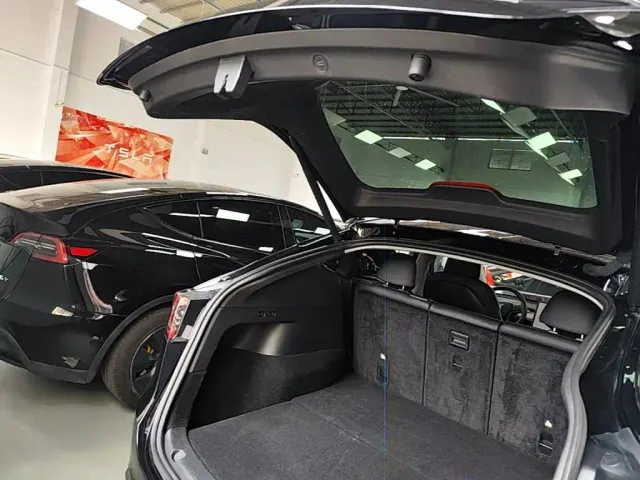 Tesla Model Y — Фото автомобиля 18