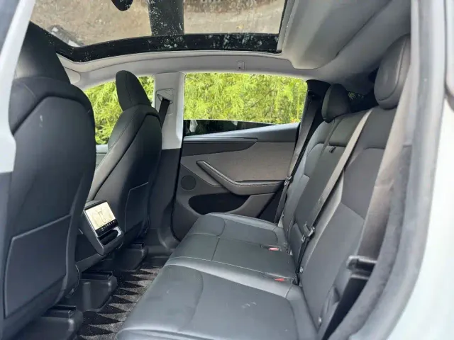 Tesla Model Y — Фото автомобиля 11