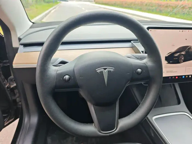 Tesla Model 3 — Фото автомобиля 11